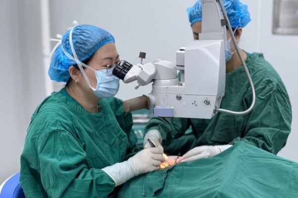 20岁姑娘自幼受困先天性外斜视 杨秋艳精准手术重启“立体视界”